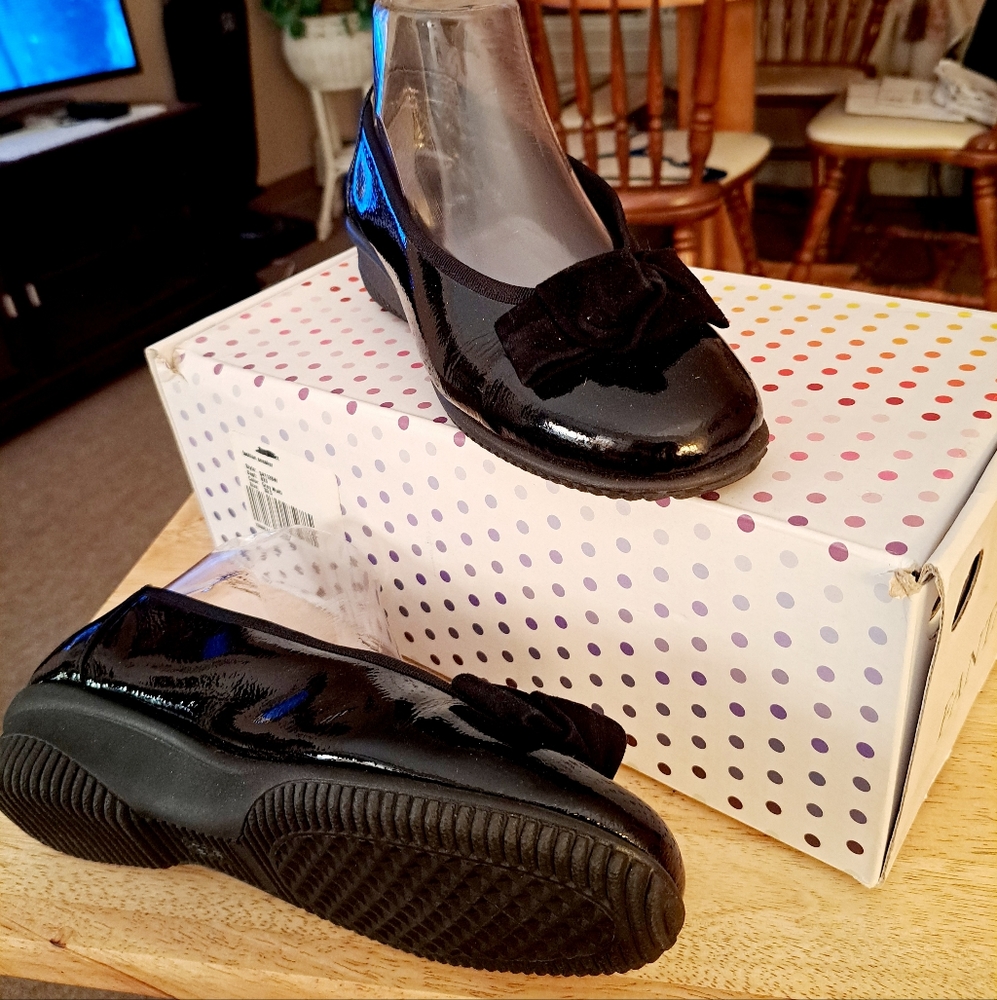 Women's " VAN DAL" Black Patent Leather Velvet Bow Detail Size 6.5